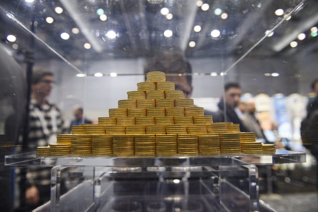 Lower gold exports push Canada to near-record trade deficit